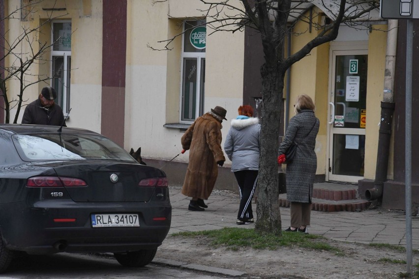 Sklepy w Kielcach wprowadziły nowe zasady dla klientów.  W środku kilka osób i w odpowiednim odstępie