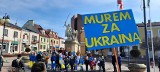 Tarnobrzeg. Uczniowie "Małego Księcia" solidarni z Ukraińcami. Protestują przeciwko napaści Rosji na Ukrainę (FOTO)