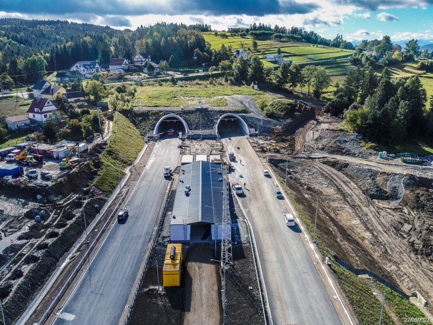 Tunel drogowy pod Luboniem Małym w ciągu tzw. zakopianki....