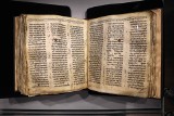 W Tel Awiwie można obejrzeć najstarszą Biblię. Zanim trafi na aukcję