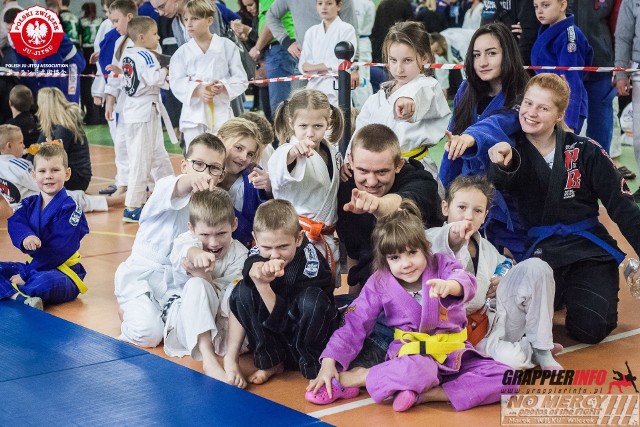 Wiktoria Zarychta (pierwsza z prawej) nie tylko świetnie sama sobie radzi na macie, ale pomaga także w trenowaniu najmłodszych.