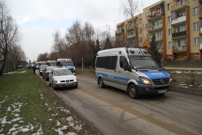 Ostatnie pożegnanie aspiranta Krzysztofa Węglińskiego z Tarnobrzega - policjanta, który zginął w wypadku jadąc na służbę  [ZDJĘCIA]