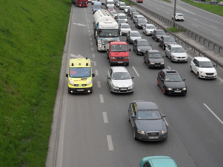 Aleja Roździeńskiego w Sosnowcu. Korek przy zjeździe do...