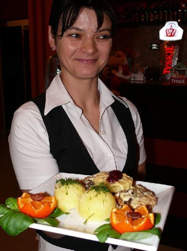 Połaniecka restauracja Karolina poleca swoim klientom między innymi kotlet hawajski z ananasem.