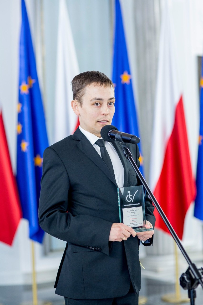 Paweł Starościak z Byczyny odbiera nagrodę w sejmie.