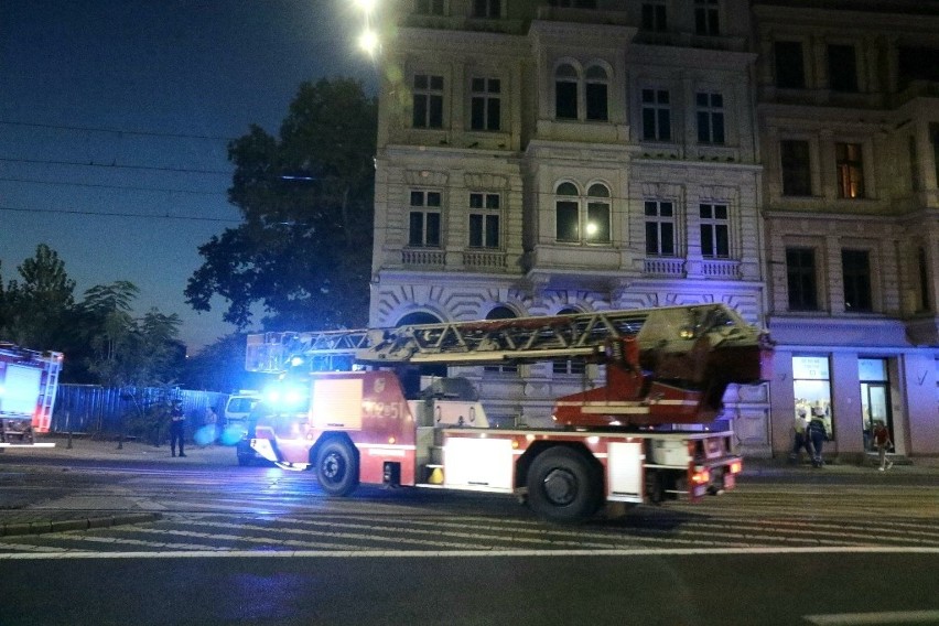 Pożar mieszkania w pobliżu pl. Jana Pawła II. 7 zastępów strażaków w akcji, zablokowany przejazd [ZDJĘCIA]