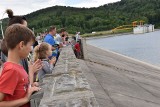 Jezioro Mucharskie. Wpuścili ludzi na koronę zapory! Tłumy turystów. DK 28 się zakorkowała. Turystyczny hit Małopolski. ZDJĘCIA