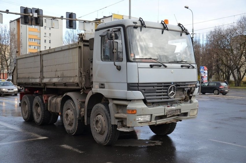 Wrocław: Wypadek na Grabiszyńskiej. Ciężarówka uderzyła w samochód osobowy (ZDJĘCIA)