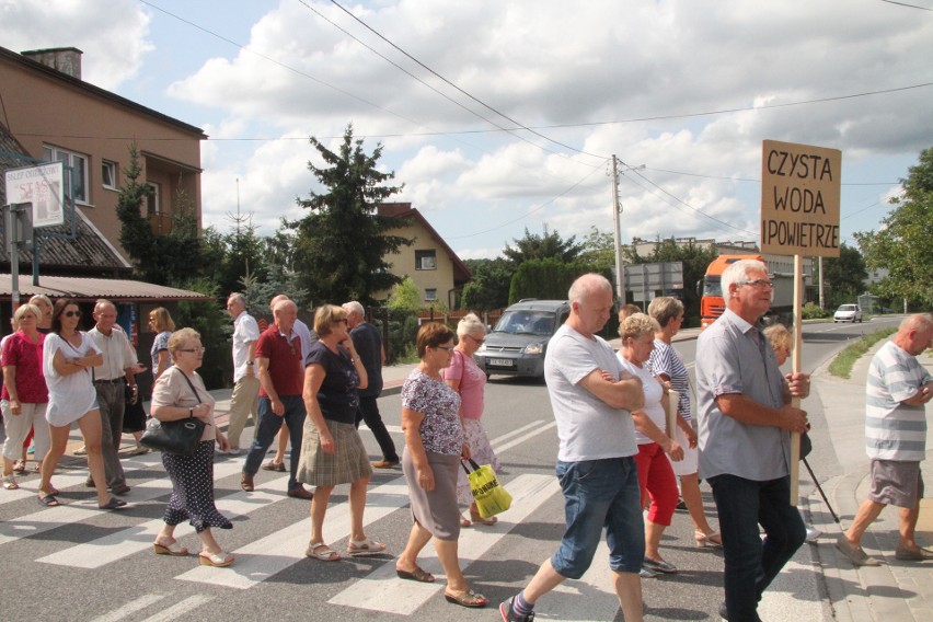 Protest wobec powtarzających się problemów z wodą w Piekoszowie [WIDEO, zdjęcia]