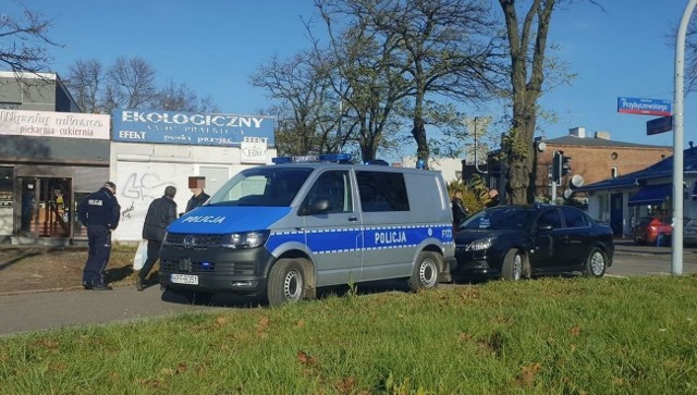 Wciąż na wolności pozostają dwaj dwudziestolatkowie, do ktorych w połowie listopada na ul. Tatrzańskiej strzelali policjanci. Przestępcy uciekali fordem, który o mały włos nie potrącił policjanta. 30-letni funkcjonariusz oddał dwa strzały ostrzegawcze, ale uciekinierzy nie zatrzymali się. Co więcej kierowca dodał gazu i u zbiegu ul. Przybyszewskiego i al. Śmigłego-Rydza doprowadził do kolizji z autobusem. Czytaj więcej na następnej stronie