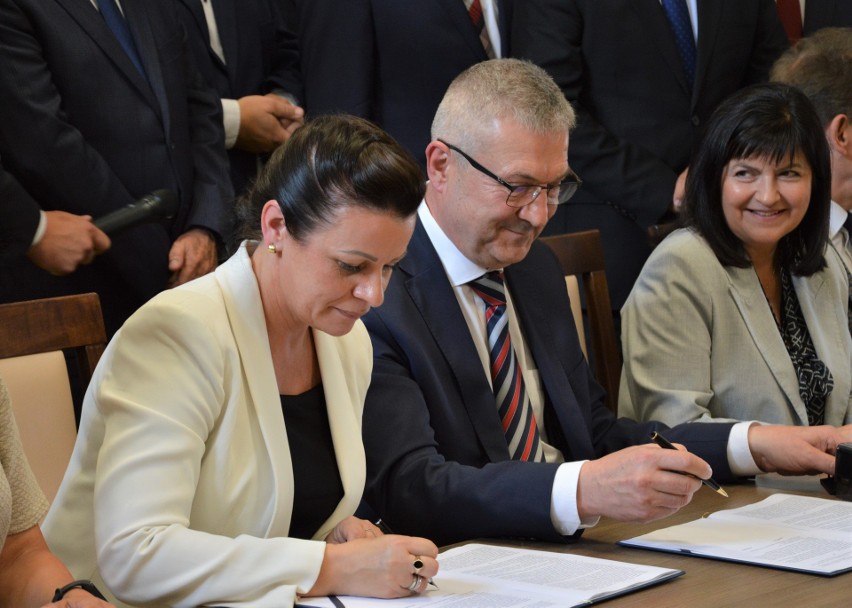 Umowę podpisali dyrektor Zarządu Dróg Wojewódzkich w...