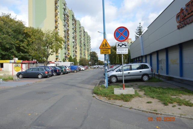 23 października drogowcy rozpoczną prace na ul. Zemskiej. Do tego dnia kierowcy muszą usunąć zaparkowane wzdłuż niej samochody.