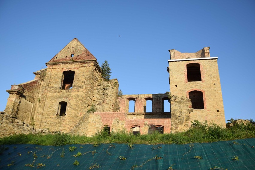Fascynujące ruiny klasztoru Karmelitów w Zagórzu i...