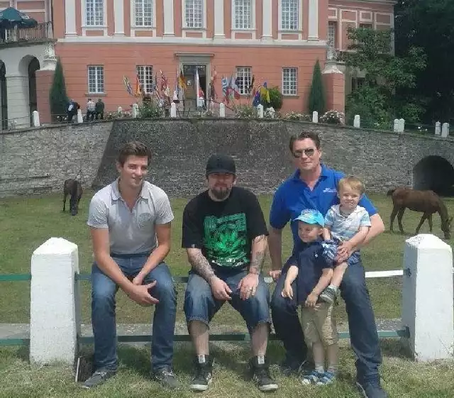 Liroy (w środku) gościł w pałacu w Kurozwękach. Z lewej Andrzej Popiel, najmłodszy syn właściciela pałacu Marcina Popiela, a z prawej najstarszy syn Michał Popiel, z synami Ludwikiem i Pawłem.