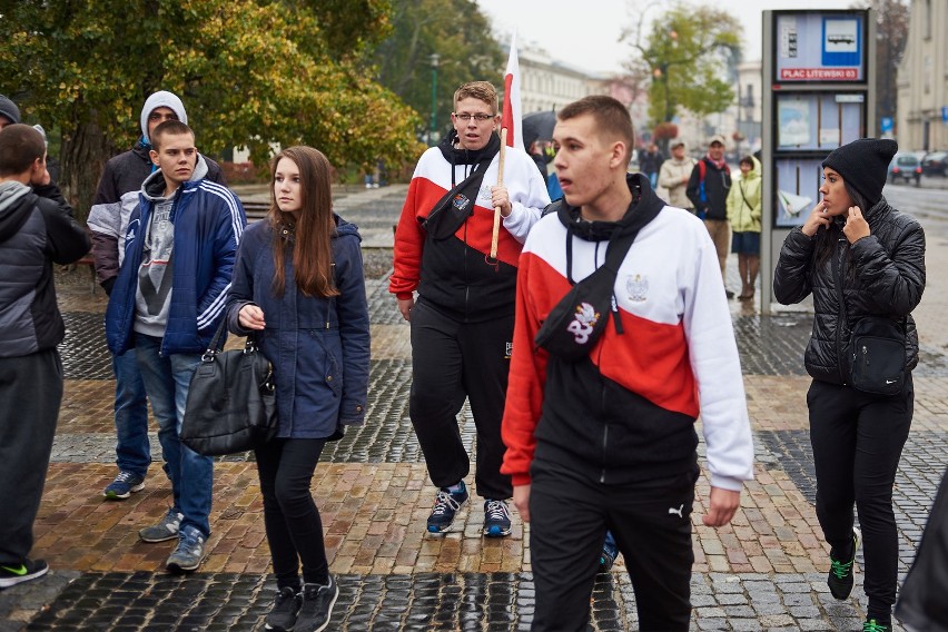 Lublin przeciwko imigrantom. Manifestacja prawicy na pl. Litewskim (WIDEO, ZDJĘCIA)