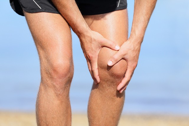 Ból kolana po bieganiu może wskazywać na przeciążenie mięśni, ale także na ich niedostateczną siłę lub nieprawidłowości w narządzie ruchu