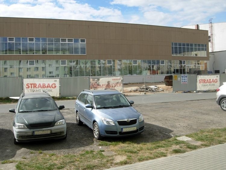 Basen na osiedlu Tatrzańskim w Bydgoszczy - otwarcie pod koniec roku. Trwa montaż elewacji