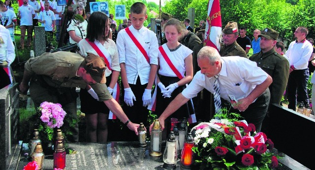 Złożono kwiaty na symbolicznym grobie „Leszka”. Jego ciało, razem z ciałem „Bobra”, spoczywa w Krakowie