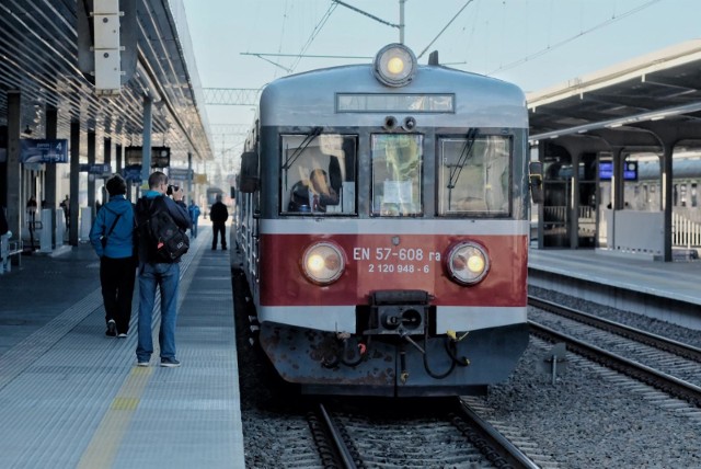 Żadna podróż nie jest tak wygodna jak podróż pociągiem - twierdzi PKP Intercity. Pociągi dojeżdżają do centrum miasta i nie stoją w korkach; można wygodnie się rozsiąść a nawet zdrzemnąć. W podróż pociągiem można zabrać psa czy rower. Jednak w pociągu można również zostać... ukaranym mandatem! Regulamin PKP ściśle określa, za co można zostać ukaranym mandatem lub nawet - wyrzuconym z pociągu!Zobacz 10 rzeczy, za które można zostać ukaranym lub wyrzuconym z pociągu na kolejnych slajdach >>>