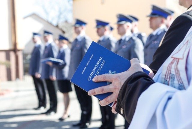 W polskich służbach mundurowych pracuje 547 duchownych. Znaczna większość jest wyznania rzymskokatolickiego. Kapelani zatrudnieni są w wojsku, policji, straży pożarnej, Służbie Więziennej, Straży Granicznej, a nawet w Krajowej Administracji Skarbowej. Ile zarabiają?  SPRAWDŹCIE NA KOLEJNYCH STRONACH GALERII >>>>>