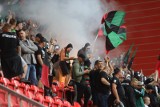GKS Tychy - Wisła Kraków ZDJĘCIA KIBICÓW Głośny doping, czarny dym i prawie 6.000 widzów na stadionie