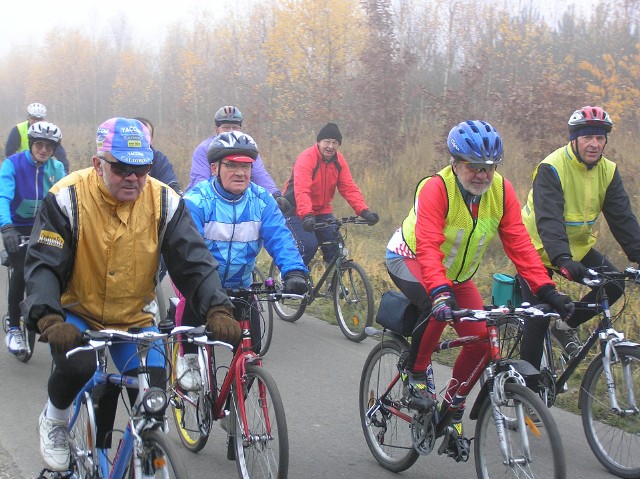 Ci rowerzyści, mający „swoje lata”, to świadomi uczestnicy ruchu drogowego, ale wielu innych cyklistów nie ma wiedzy o zagrożeniach, w tym tych wynikających ze swojego wieku. Warto więc wiedzę uzupełnić