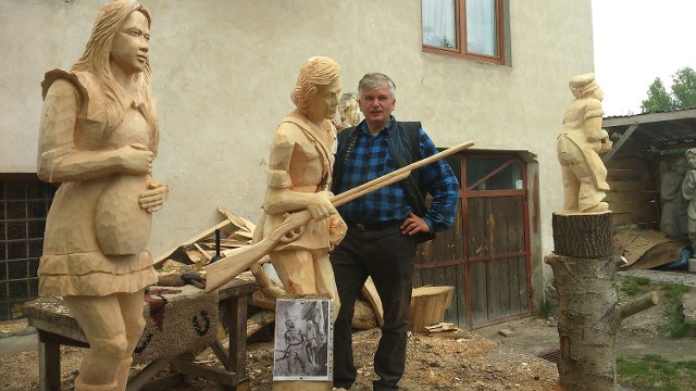 Marek Romanowski potrzebował dwóch tygodni na wyrzeźbienie postaci Stasia i Nel. Wzorował się na zdjęciu z internetu. Teraz musi jeszcze dopracować twarze Sienkiewiczowskich bohaterów 