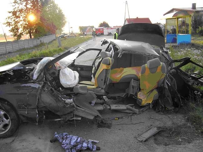 Makabryczny wypadek! Cztery młode osoby nie żyją!  BMW ścięło betonowy słup (obejrzyj zdjęcia)