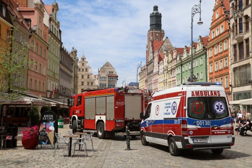 Straż pożarna wjechała na sygnałach na wrocławski Rynek. Co się stało?