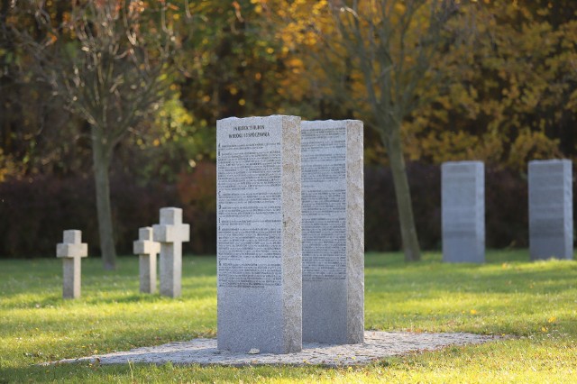 Cmentarz żołnierzy niemieckich w Siemianowicach Śląskich w przeddzień święta Wszystkich Świętych.