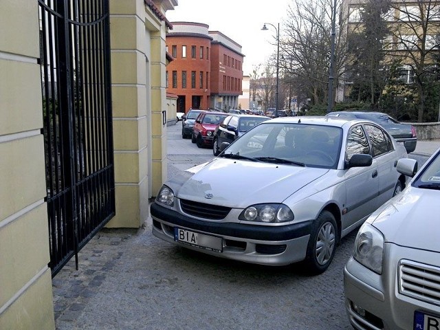 Toyota zastawiła chodnik na ulicy Kościelnej