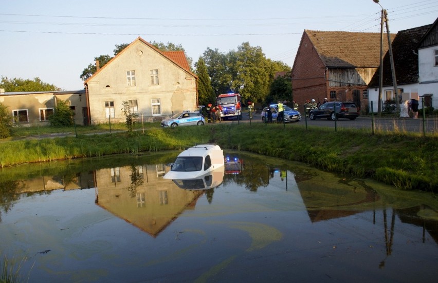 W Strzelinku koło Słupska kierowca przeszarżował i wjechał do stawu [ZDJĘCIA]