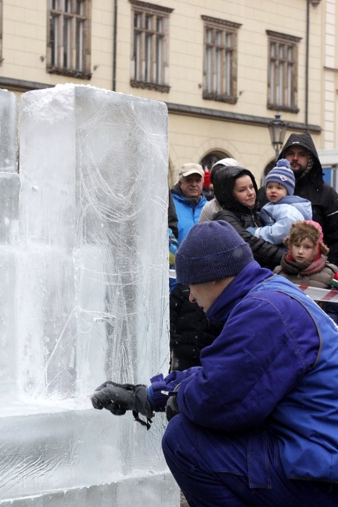 Wrocław: W Rynku rzeźbią lodową pocztówkę z miasta (ZDJĘCIA) 