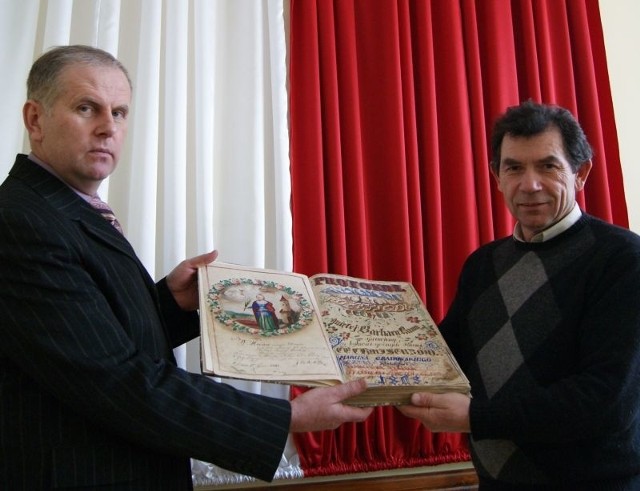 Mieczysław Łabędzki (z prawej) przekazuje księgę burmistrzowi Stanisławowi Garbaczowi.