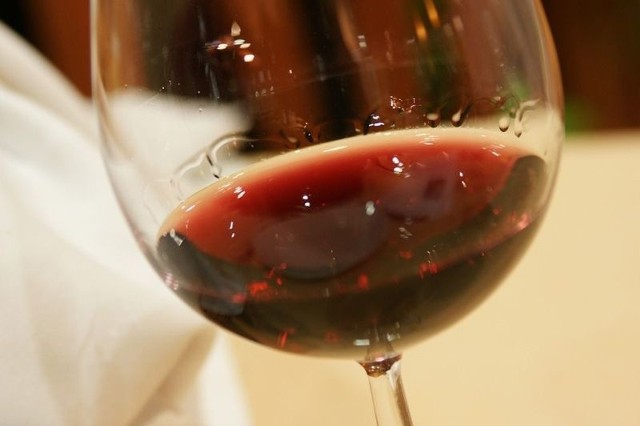 Wino Beaujolais nouveau to młode, czerwone wino o jasnej barwie.