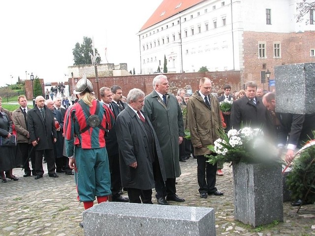Delegacje władz miasta i powiatu złożyły wiązanki kwiatów pod pomnikiem Sandomierzan &#8211; Ofiar II Wojny Światowej.