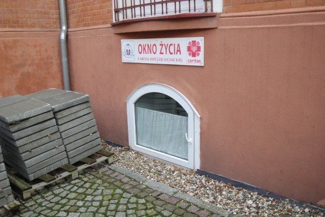 W tym legnickim oknie życia w piątek (13 października) znaleziono niemowlę