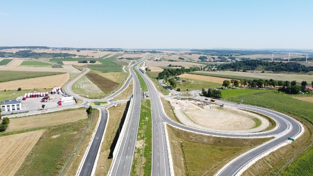 Dziś droga ekspresowa S7 biegnie nieprzerwanie od Warszawy do granicy Świętokrzyskiego i Małopolski. Trasa kończy się w Moczydle, gdzie kierowcy zjeżdżają na DK7. W naszym województwie – na północ od Krakowa – jest jeden odcinek S7, otwarty w październiku 2021 roku 13-kilometrowy fragment między węzłami Szczepanowice i Widoma. Odcinek między Moczydłem a węzłem Miechów to 18,7 km drogi szybkiego ruchu, która będzie bezpośrednio połączona z użytkowaną już w województwie świętokrzyskim S7. Dzięki oddaniu tego fragmentu trasy łączna długość odcinków drogi ekspresowej na północ od Krakowa wzrośnie ponad dwukrotnie, do 31,8 km. W tej części regionu do realizacji pozostanie jeszcze 23,6 km – 5,3 km między węzłami Miechów i Szczepanowice oraz 18,3 km od Widomej do krakowskiej Nowej Huty. Pierwszy z tych fragmentów planujemy udostępnić w sierpniu 2024 roku, a drugi w listopadzie 2024 roku.