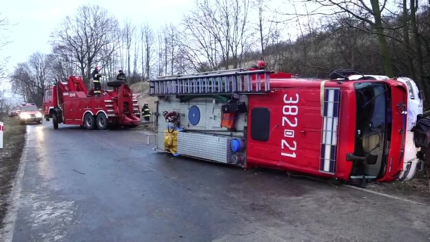 Szklanka na drodze. Straż na boku doślizgała się do wypadku