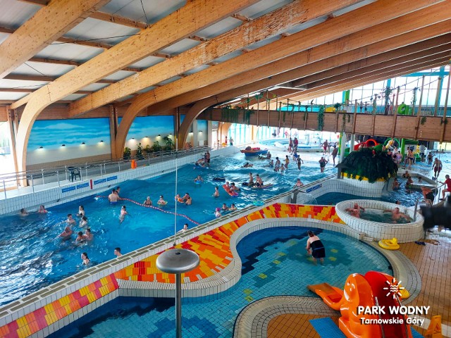 Park Wodny, 42- 600, Tarnowskie Góry, ul. Obwodnica 8Park Wodny w Tarnowskich Górach oferuje basen sportowy, basen do nauki pływania, szybkie zjeżdżalnie pełne efektów świetlnych i dźwiękowych, sztuczną morską falę jacuzzi, solankę, basen sportowy, sauny i siłownię. Obiekt posiada część gastronomiczną i strefę fitness. Na zewnątrz z kolei znajduje się basen zewnętrzny z jacuzzi oraz wodny plac zabaw stworzony z myślą o potrzebach naszych najmłodszych gości. Jest też tutaj również miejsce relaksu – plaża z parasolami i leżakami, strefa do gry w squasha, ścianka wspinaczkowa, lodowisko Bilety wahają  się w granicach od  23 zł – 65 zł