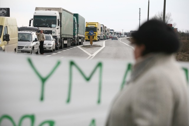 Uwaga kierowcy! Podczas blokady w Szydłowcu mogą tworzyć sie korki.