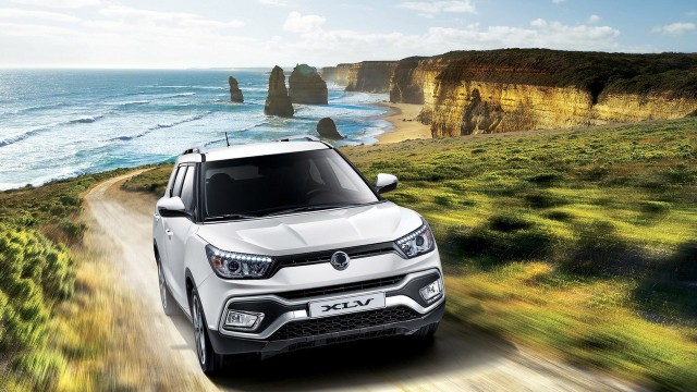 SsangYong XLV Po premierze Tivoli SsangYong zaprezentował podczas tegorocznego salonu samochodowego w Genewie SsangYonga XLV - nową, wydłużoną wersję tego modelu, cechującą się zwiększoną przestrzenią bagażową i praktycznością. Samochód ten pokazywany był wcześniej jako koncept XLV-Air we Frankfurcie, a ponieważ spotkał się z przychylnym przyjęciem, koreańska firma zdecydowała się na uruchomienie masowej produkcji.Fot. SsangYong