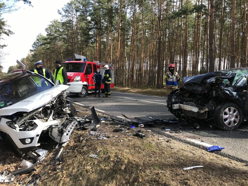 Śmiertelny wypadek dwóch samochodów w Nowym Kazanowie na drodze krajowej [ZDJĘCIA]