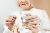 Multiwitamina poprawia pamięć seniorów. Codzienne przyjmowanie suplementu diety wspomaga mózg i może chronić przed demencją