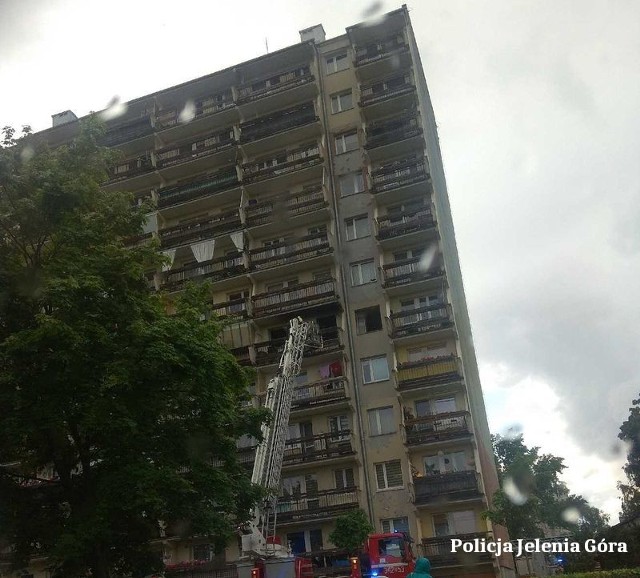 Pożar mieszkania w 10-piętrowym budynku przy ul. Moniuszki w Jeleniej Górze