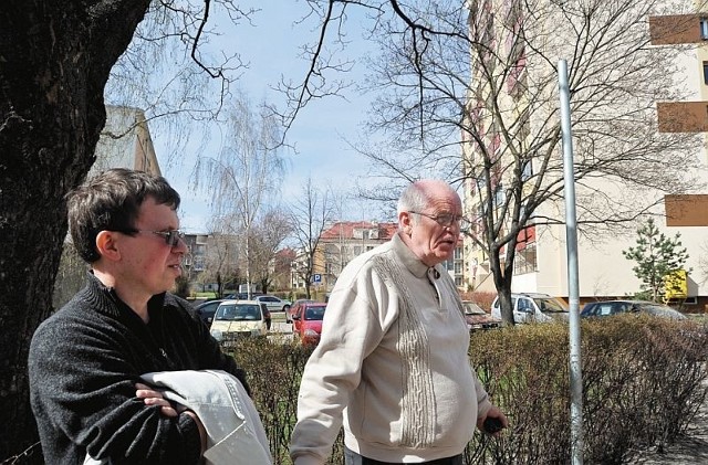 Dariusz Małaszewski (z lewej) i Leszek Brzozowski  pokazują, że po znaku pozostał tylko słupek 