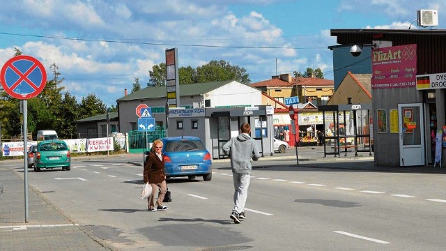 Takie przechadzki po jezdni mogą się skończyć mandatem