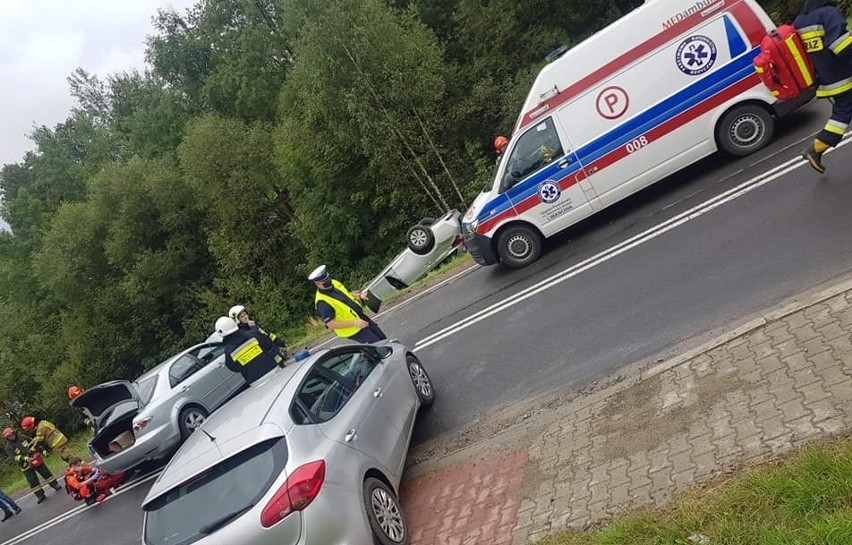 Mszana Dolna. Groźny wypadek w Lubomierzu, na miejsce wezwano śmigłowiec LPR. Droga wojewódzka nr 968 jest zablokowana [ZDJĘCIA]