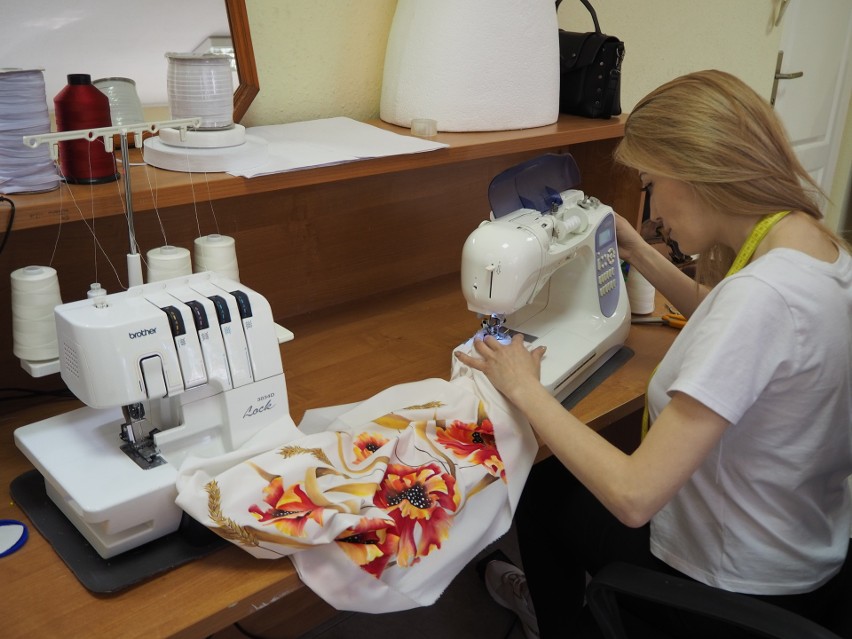 Uchodźczyni z Ukrainy Olga Sołowiej maluje w Łodzi suknie. Założą je finalistki Miss Polonia na aukcji charytatywnej 