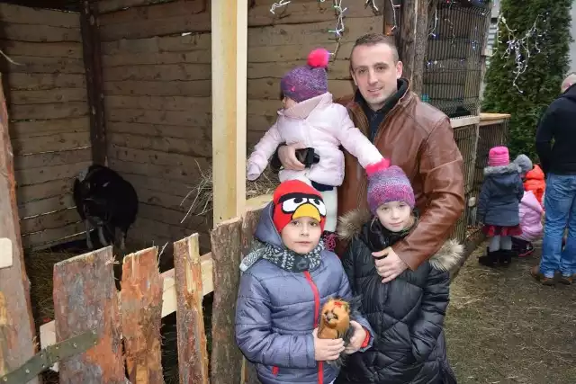 Rodzice z dziećmi licznie odwiedzają żywą szopkę u Franciszkanów w Skarżysku